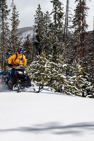 why-backcountry-snowmobiling-is-an-unforgettable-way-to-experience-the-uinta-mountains-01-jay-dash-photography